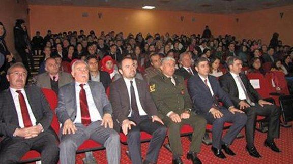 12 Mart İstiklal Marşının kabulü ve Mehmet Akif Ersoyu Anma programı Akçakoca Öğretmenevi konferans salonunda yapıldı. 