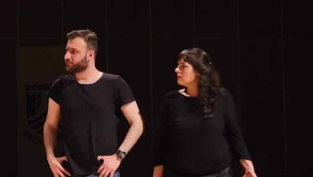 Ankara'dan gelen profesyonel tiyatro grubu TR ORGANİZASYON, bağımlılıkla mücadele konusunu işleyen HEBA (Asla Pes Etme,  Yitip Gitme) adlı oyunu Akçakoca Öğretmenevinde sergiledi. 