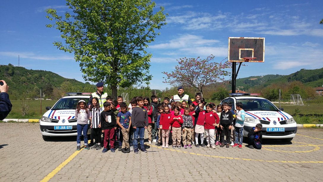 Jandarma Trafikten Uğurlu İlk-Ortaokuluna Ziyaret