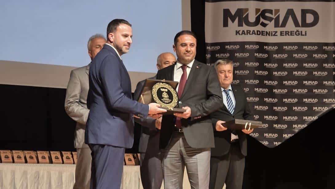 EREĞLİ MUSİAD TARAFINDAN İLÇE MİLLİ EĞİTİM MÜDÜRÜMÜZ SAYIN KEMAL KARADAĞ'A PLAKET VERİLDİ